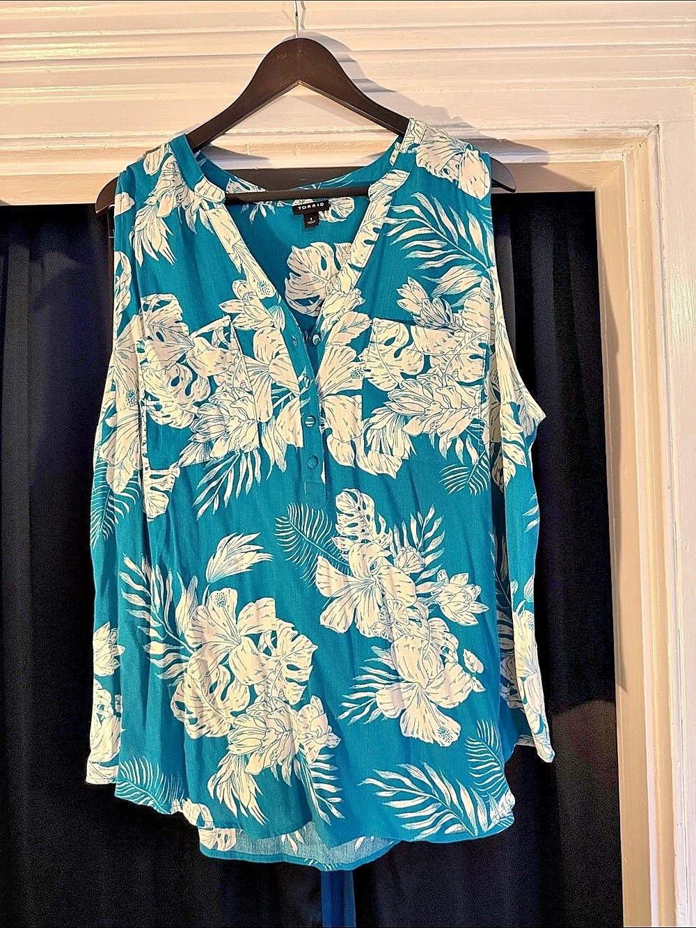 TORRID Floral Button Front Blouse in Blue & White Size 1 Like New